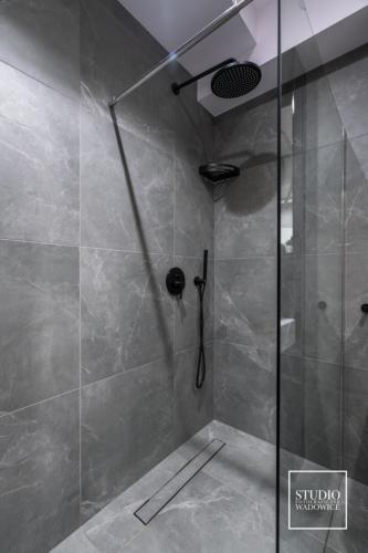 apartament-NEON-lazienka-prysznic