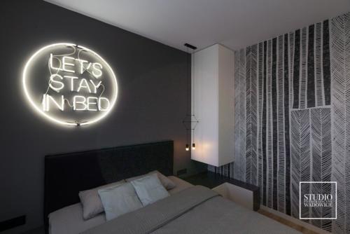 apartament-neon-lozka-w-sypialni